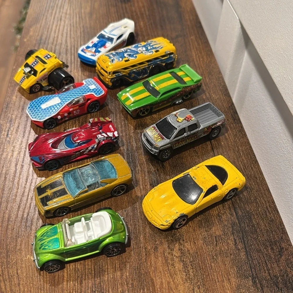 Bundle of 10 Hotwheels / unbranded From year early 2000's